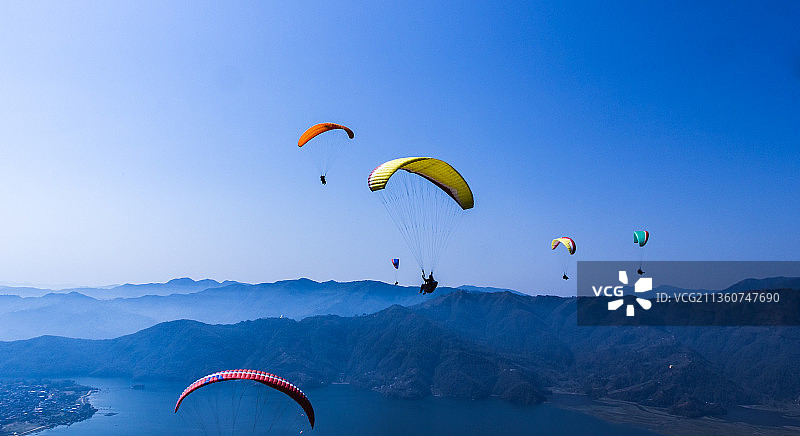 尼泊尔博卡拉滑翔伞图片素材