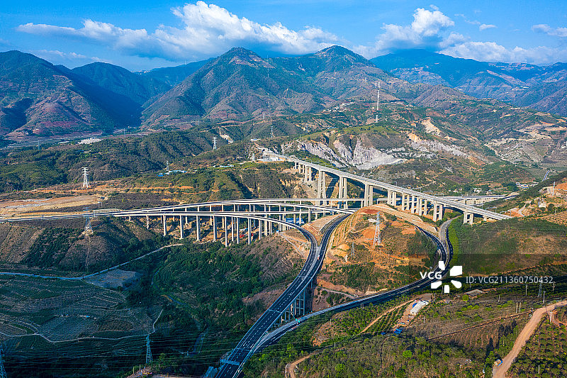 云南省玉溪市元江县昆磨高速永金高速中老铁路立交桥图片素材