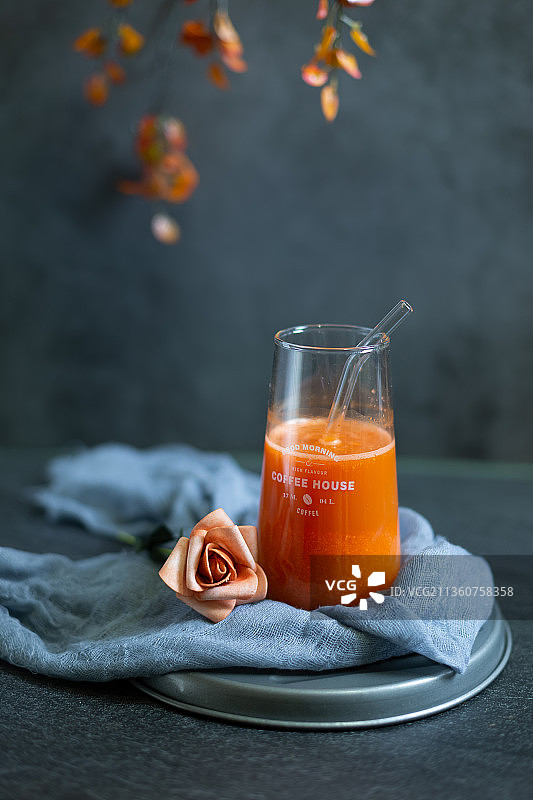 鲜榨浓缩果蔬汁，猕猴桃汁，酸奶，胡萝卜汁，夹心蛋卷图片素材