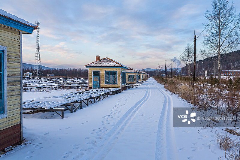 大兴安岭地区冬季被雪覆盖的公路，车辙图片素材