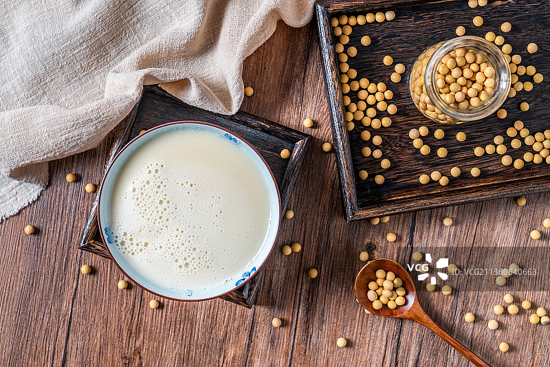 竹席上的许多大豆和一碗豆浆图片素材