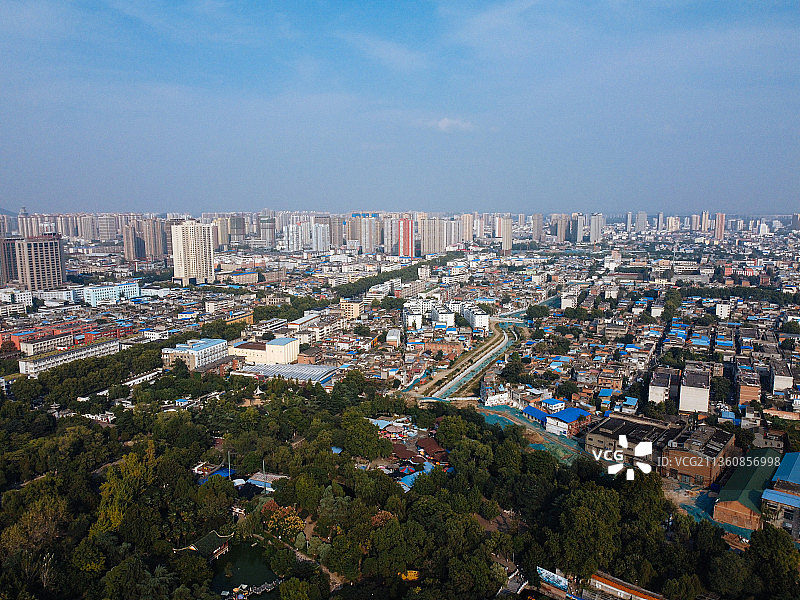 南阳 宛城区 人民路 人民公园 新田360广场 世纪百货图片素材