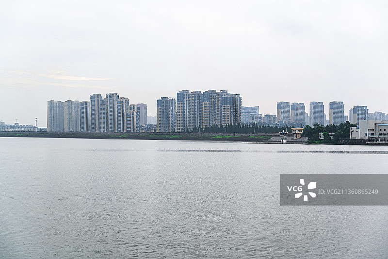 安徽省合肥市蜀山湖边的楼房和小区图片素材
