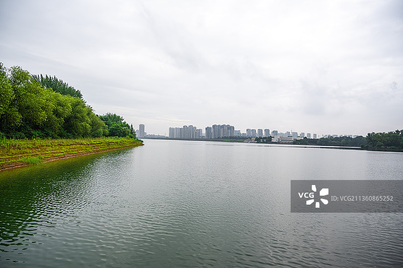 安徽省合肥市蜀山湖边的楼房和小区图片素材