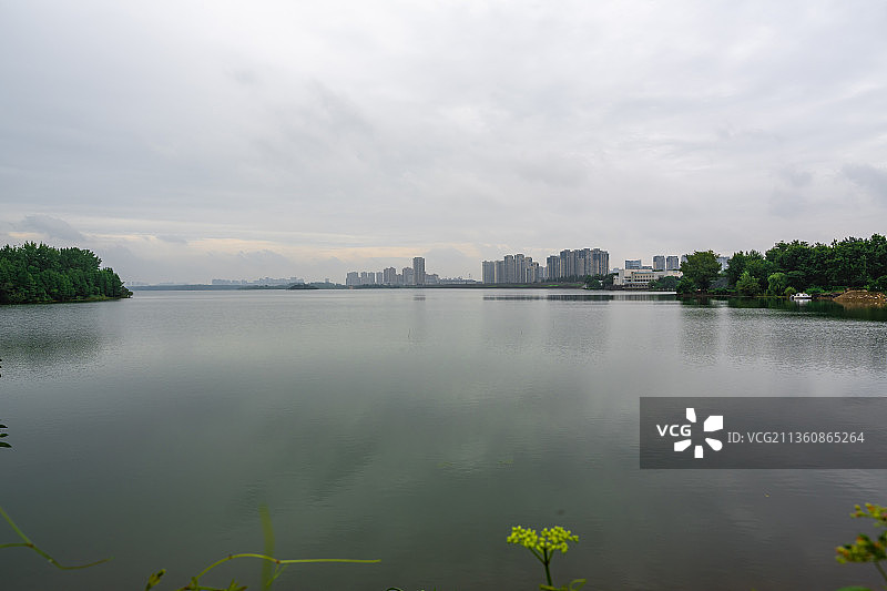 安徽省合肥市蜀山湖边的楼房和小区图片素材