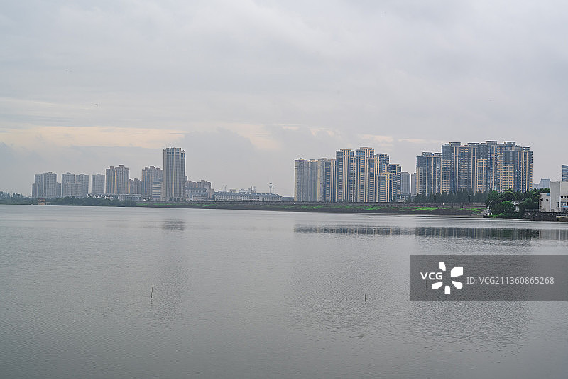 安徽省合肥市蜀山湖边的楼房和小区图片素材