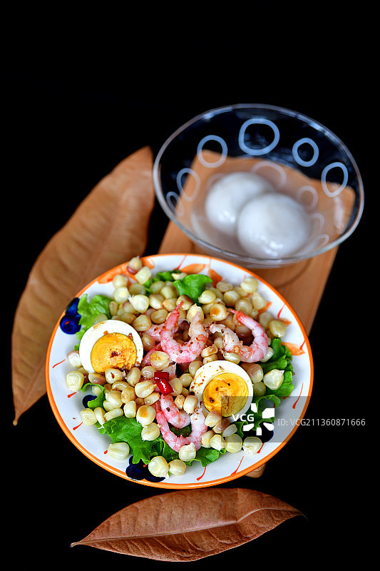 黑色背景下碗中沙拉的高角度视图图片素材