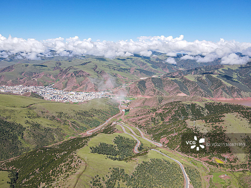 云下小城（西藏芒康县城）图片素材