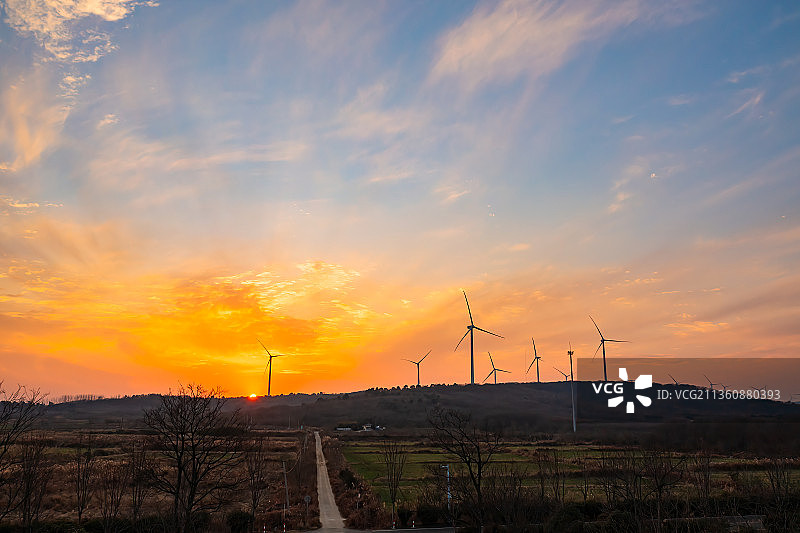 夕阳下的风力发电风车图片素材