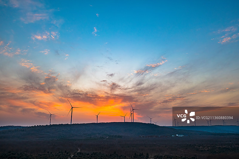 夕阳下的风力发电风车图片素材