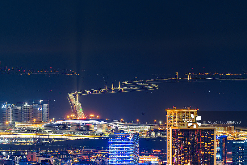 澳门半岛和港珠澳大桥夜景图片素材