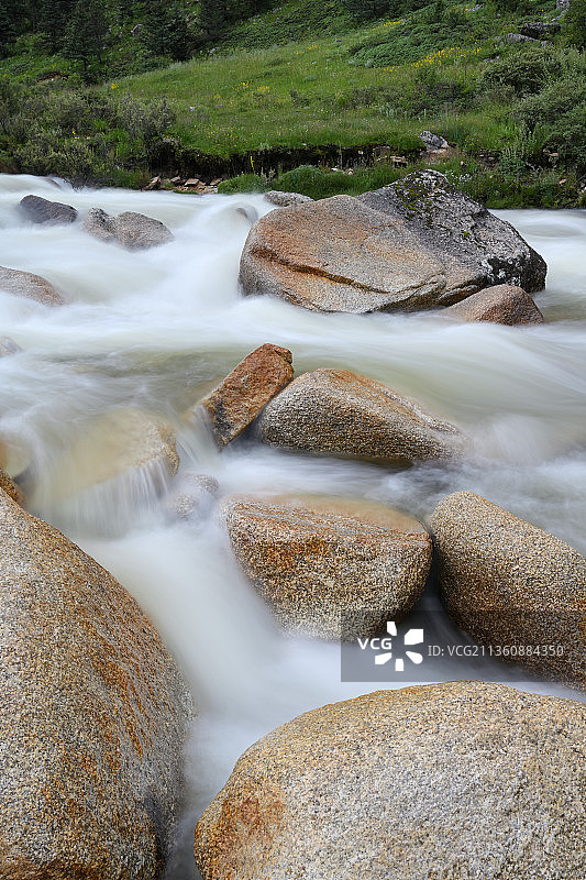 溪流里的花岗岩图片素材