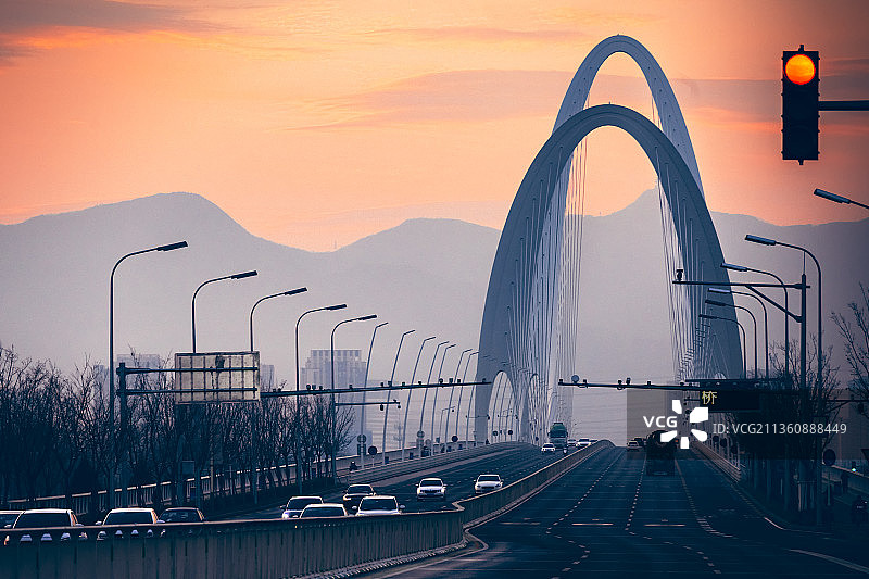 新首钢大桥的落日图片素材