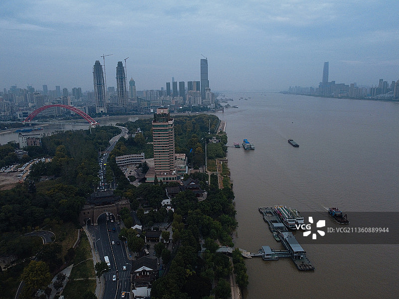 武汉 武昌区 汉阳区 晴川大道  武汉长江大桥 黄鹤楼 晴川图片素材