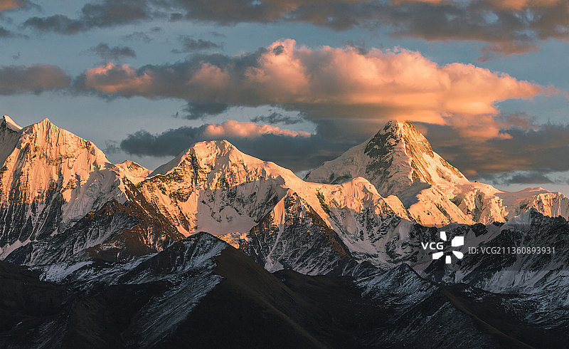 贡嘎雄峰图片素材