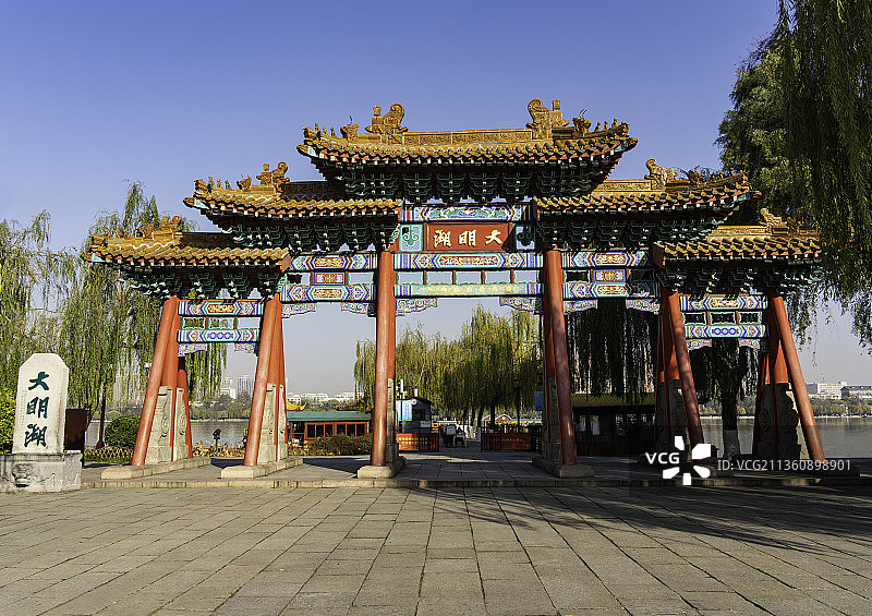 中国山东省济南市大明湖公园大明湖牌匾图片素材