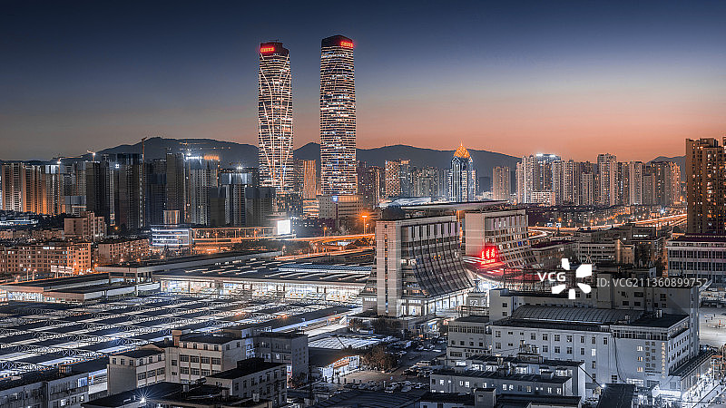 昆明站与昆明双塔合影图片素材