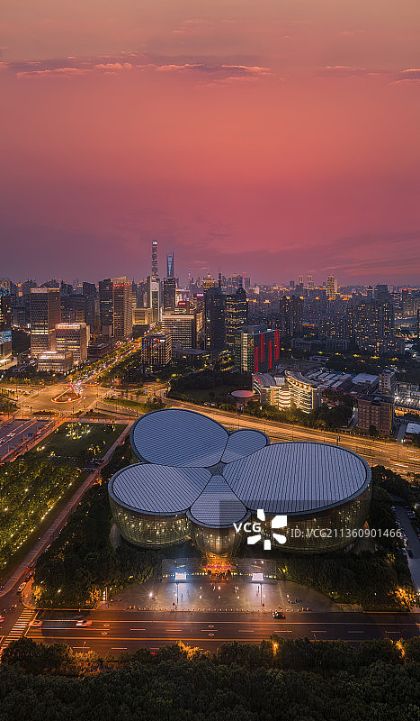 晚霞中的上海市浦东新区东方艺术中心以及远处的陆家嘴建筑图片素材