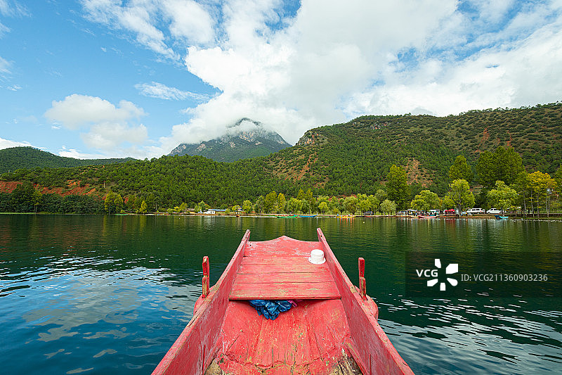 中国云南荡舟泸沽湖上图片素材
