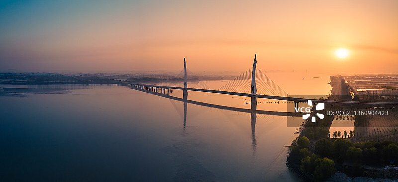 江苏南通如皋长江大桥日出图片素材