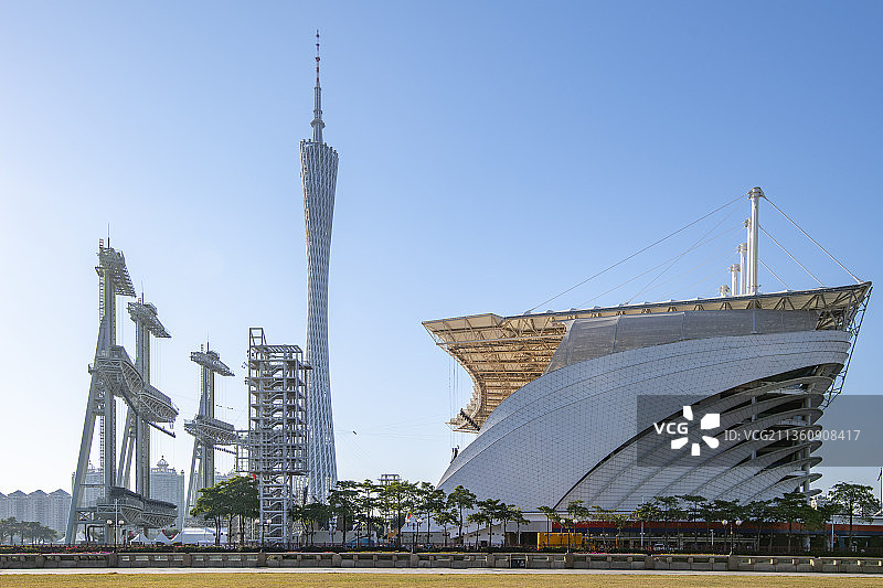 广州地标建筑广州塔和海心沙亚运公园图片素材