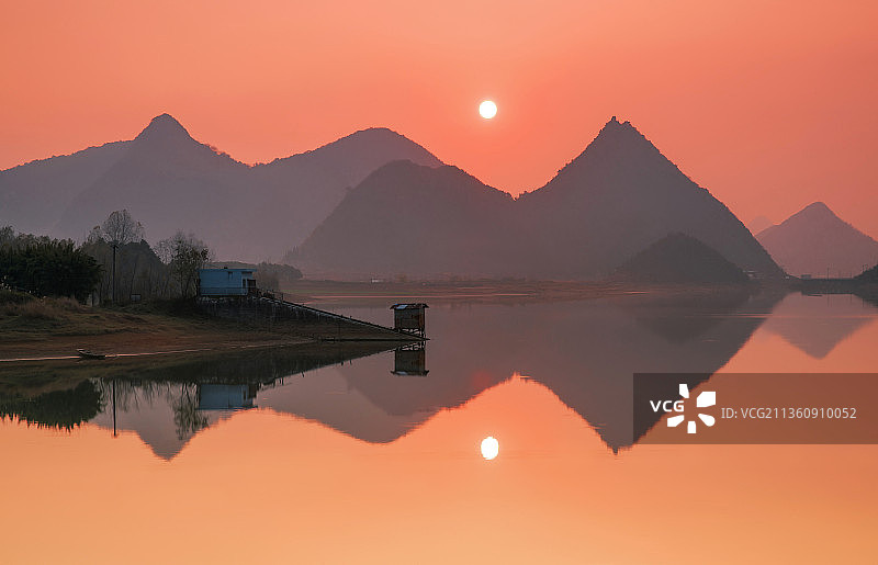 湖中夕阳图片素材