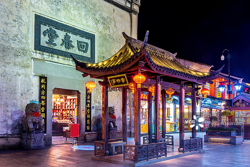 中国浙江杭州河坊街景区胡庆余堂夜景图片素材