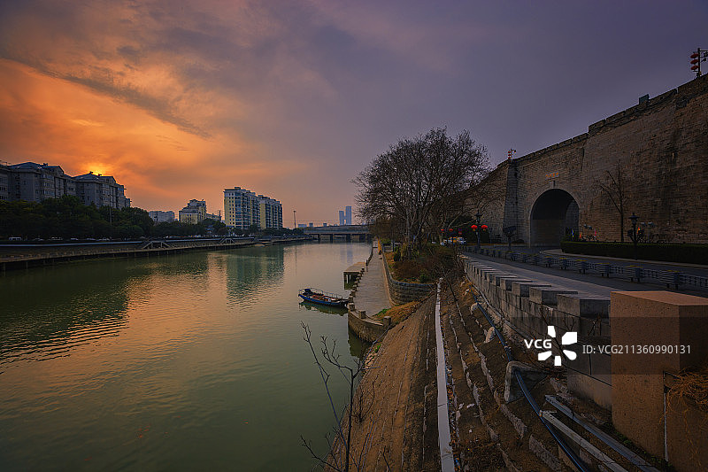 傍晚时分的秦淮河和中华西门城墙+南京图片素材