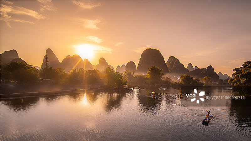 夜幕降临遇龙河的船夫也要归家了图片素材