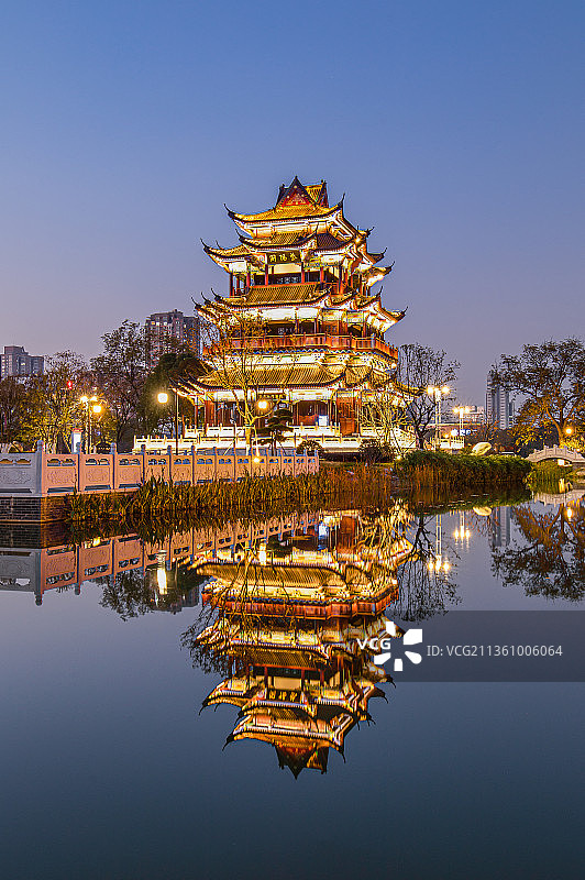 武汉市武昌区紫阳公园紫阳阁蓝调灯光夜景图片素材