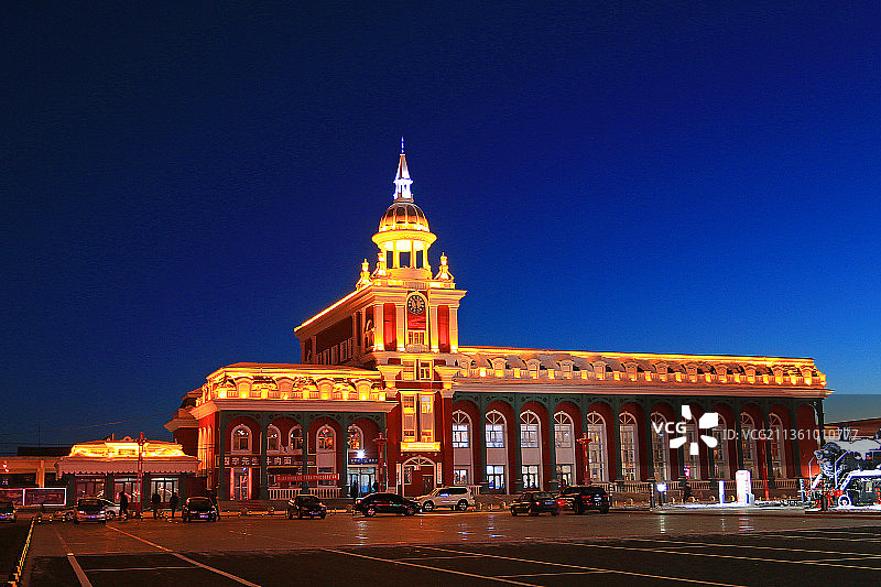 牙克石火车站欧式建筑灯光夜景图片素材
