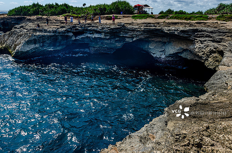晴天拍摄印度尼西亚巴厘岛恶魔的眼泪景点图片素材