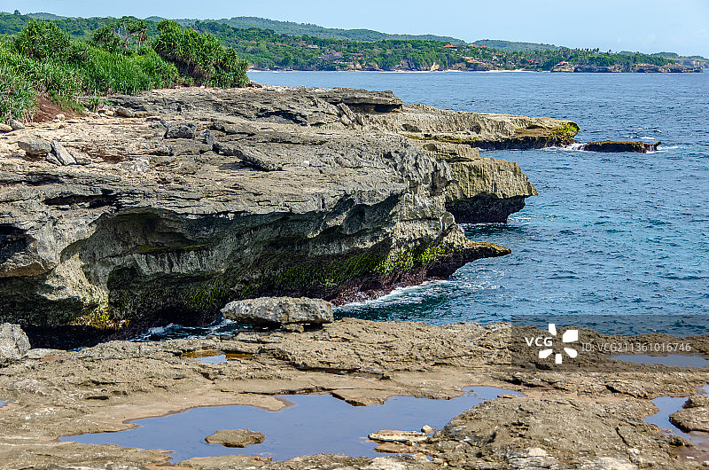 晴天拍摄印度尼西亚巴厘岛恶魔的眼泪景点图片素材