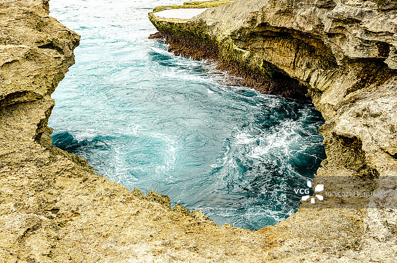 晴天拍摄印度尼西亚巴厘岛恶魔的眼泪景点图片素材