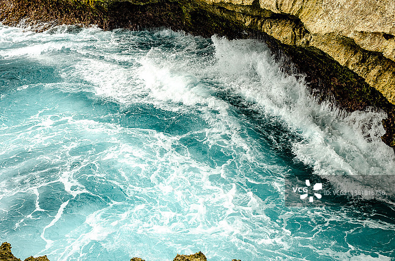 晴天拍摄印度尼西亚巴厘岛恶魔的眼泪景点图片素材