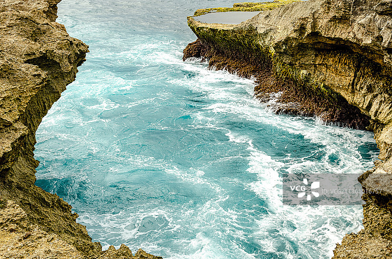 晴天拍摄印度尼西亚巴厘岛恶魔的眼泪景点图片素材
