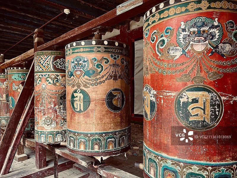 塔尔寺的转经筒图片素材