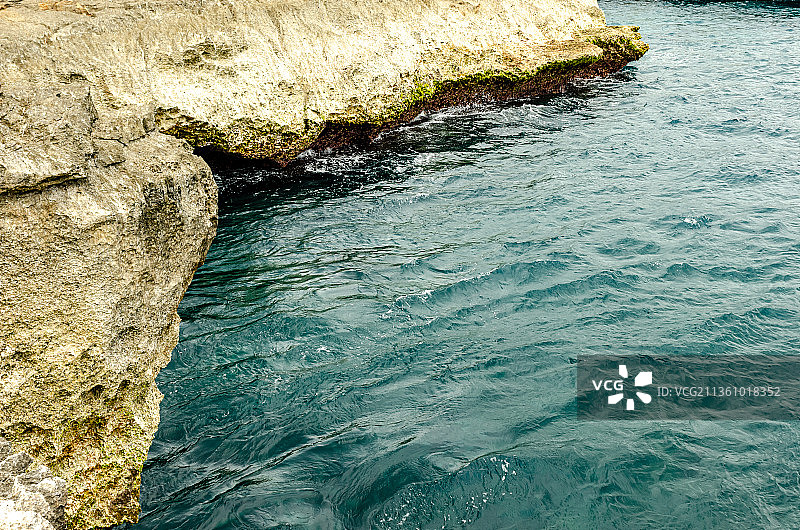 晴天拍照印度尼西亚巴厘岛恶魔的眼泪图片素材