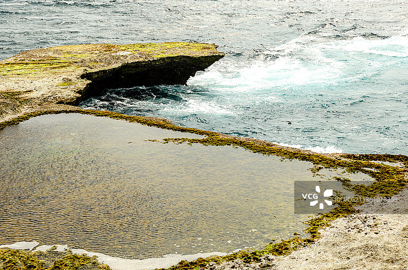 晴天拍照印度尼西亚巴厘岛恶魔的眼泪图片素材