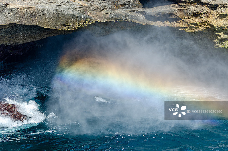 印度尼西亚巴厘岛恶魔的眼泪的彩虹图片素材