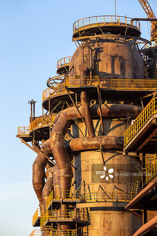 蓝天下遗弃的炼钢工业设备图片素材