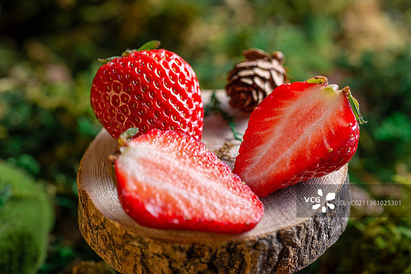 吃草莓的季节到了图片素材