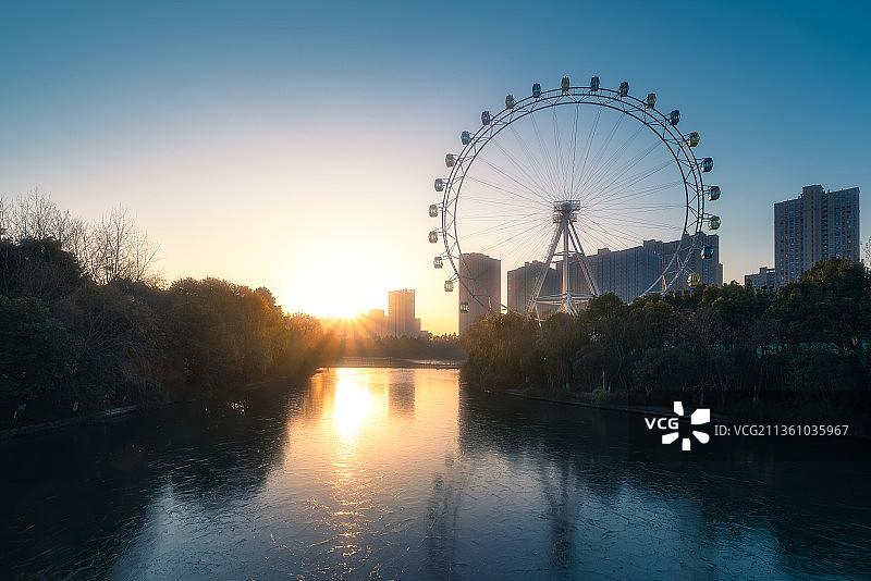 冬日早晨日出时分的暨阳湖摩天轮图片素材