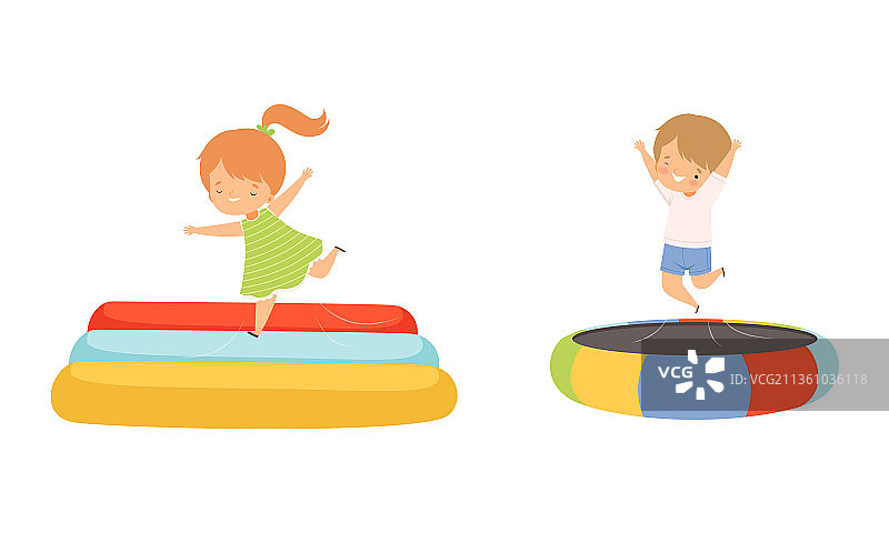 可爱的小孩子们在蹦床上跳跃图片素材