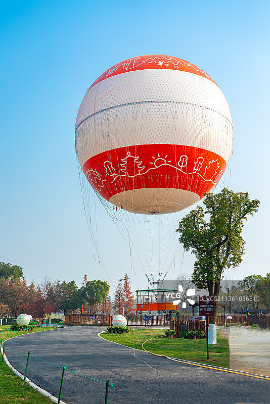 武汉东湖里的热氦气球图片素材