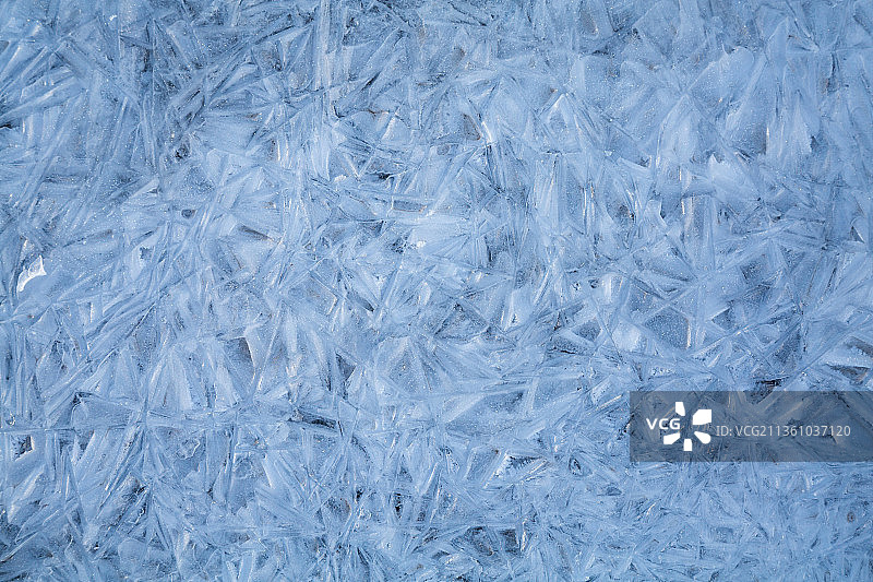 冬季冰河面的艺术纹理，冻结的河面上的艺术图案图片素材