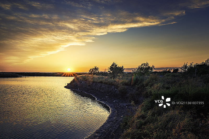 渤海北岸辽宁营口大辽河口永远角湿地的湖边图片素材