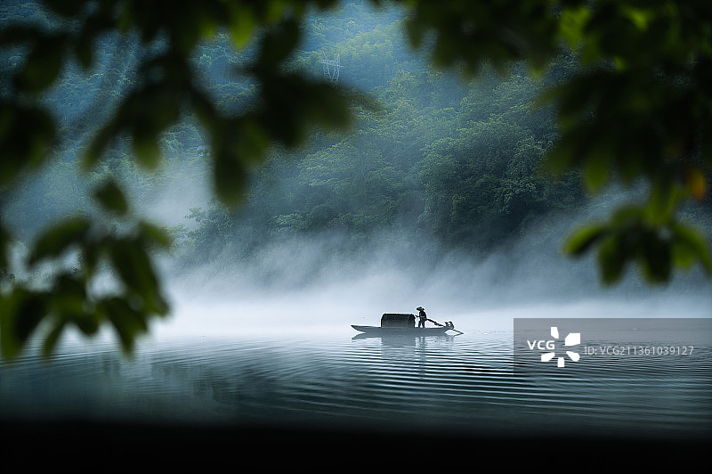 湖南雾漫小东江上的渔夫图片素材