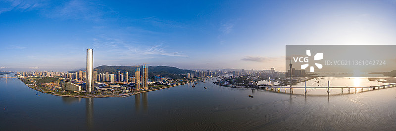 航拍视角下的澳门半岛和十字门中央商务区珠海中心天际线白昼全景图片素材