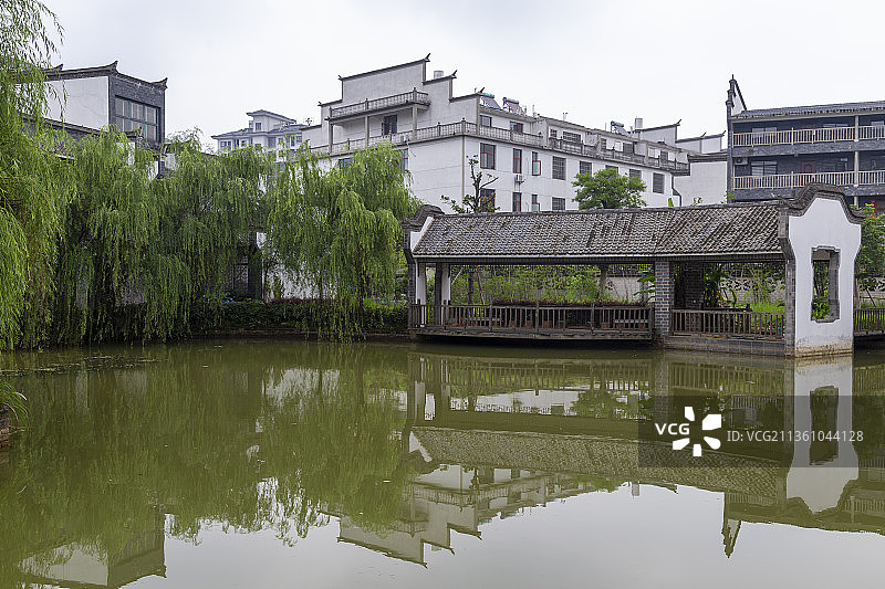 江西南昌中国毛笔文化博物馆的徽派建筑河岸图片素材